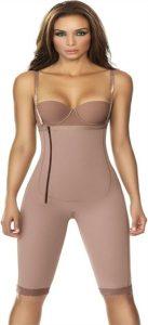  Người mẫu mặc bodysuit định hình Ann Chery 5141 màu cà cao, thiết kế lộ ngực, dây đeo vai mảnh, có khóa kéo bên hông.