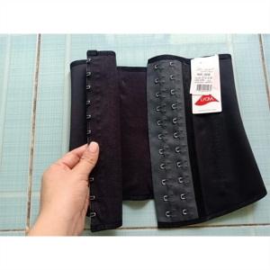 “Đai nịt bụng latex Ann Chery 2026 màu đen đặt cạnh bao bì sản phẩm, hiển thị hình người mẫu tóc vàng mặc sản phẩm trên nền gạch xanh.” “Đai nịt bụng latex Ann Chery 2026 màu đen đặt cạnh bao bì sản phẩm, hiển thị hình người mẫu tóc vàng mặc sản phẩm trên nền gạch xanh.”