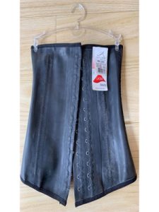 Cận cảnh chi tiết đai nịt bụng latex Ann Chery 2025 chính hãng màu đen, thiết kế 3 hàng móc chắc chắn