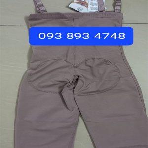 Hình ảnh thực tế bodysuit Ann Chery 5141 màu cà cao nhìn từ mặt sau, có đệm mông và thiết kế dạng quần dài đến gối.