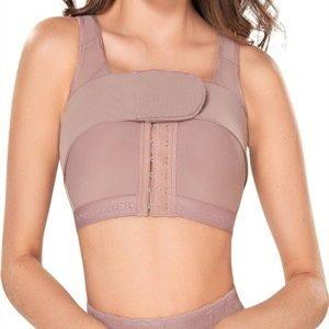 Mẫu nữ sử dụng dây đai latex Ann Chery 3013 cố định ngực sau nâng, hỗ trợ định hình vòng 1 hiệu quả.