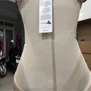 "Cận cảnh phần thân đai nịt bụng Ann Chery 1024 với khóa kéo phía trước, nhấn mạnh vào chất liệu và đường may chắc chắn."