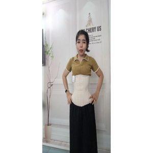 Người mẫu mặc đai nịt bụng định hình latex Ann Chery 2025 giúp định hình vòng eo và cải thiện tư thế