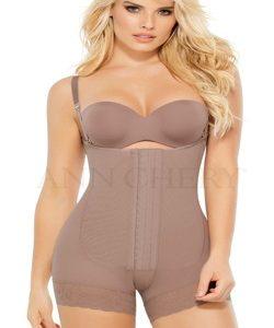 Hình chụp mặt trước của bodysuit Latex Ann Chery 5166 giúp tôn dáng và tạo đường cong rõ ràng.