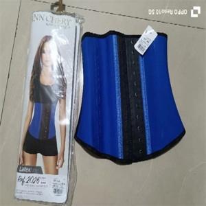 Đai nịt Ann Chery 2026 màu xanh 12 Đai nịt bụng latex Ann Chery 2026 màu xanh dương đậm, được chụp cùng bao bì sản phẩm hiển thị người mẫu mặc sản phẩm