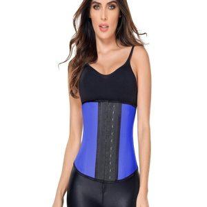 Người mẫu nữ mặc đai nịt bụng latex Ann Chery 2026 màu xanh dương, chụp chính diện, kết hợp áo ba lỗ đen và quần legging
