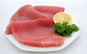 Cá ngừ giàu omega-3 giúp phục hồi mô và hỗ trợ giữ eo sau phẫu thuật thẩm mỹ.