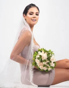"Cô dâu quyến rũ mặc nội y định hình màu nude, đội khăn voan cưới dài, cầm bó hoa cưới màu trắng – hình ảnh minh họa cho đồ lót định hình cô dâu ngày cưới." "Cô dâu quyến rũ mặc nội y định hình màu nude, đội khăn voan cưới dài, cầm bó hoa cưới màu trắng – hình ảnh minh họa cho đồ lót định hình cô dâu ngày cưới.""Cô dâu quyến rũ mặc nội y định hình màu nude, đội khăn voan cưới dài, cầm bó hoa cưới màu trắng – hình ảnh minh họa cho đồ lót định hình cô dâu ngày cưới."