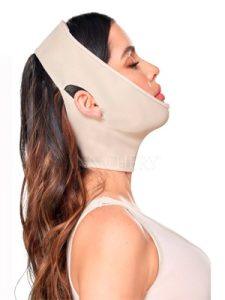 khám phá về Đai định hình Cằm V-Line Ann Chery 3017 222 Người mẫu tóc nâu dài đang đeo đai định hình cằm V-line màu be nhạt Ann Chery 3017, nhìn nghiêng sang phải, với thiết kế ôm sát từ đỉnh đầu xuống dưới cằm nhằm tạo hình khuôn mặt thon gọn.