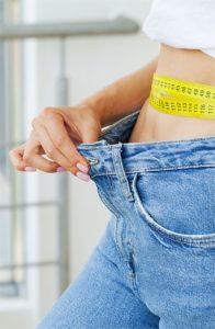 "Vòng eo thon gọn với thước dây đo, người mặc quần jeans rộng thể hiện kết quả giảm thêm khi sử dụng đồ lót định hình được 3 tuần "Vòng eo thon gọn với thước dây đo, người mặc quần jeans rộng thể hiện kết quả giảm thêm khi sử dụng đồ lót định hình được 3 tuần