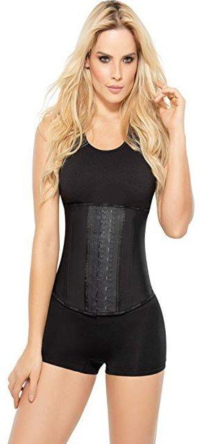 "Người mẫu mặc đai nịt bụng latex màu đen Ann Chery 2026 kết hợp với áo ba lỗ và quần short đen, tạo dáng