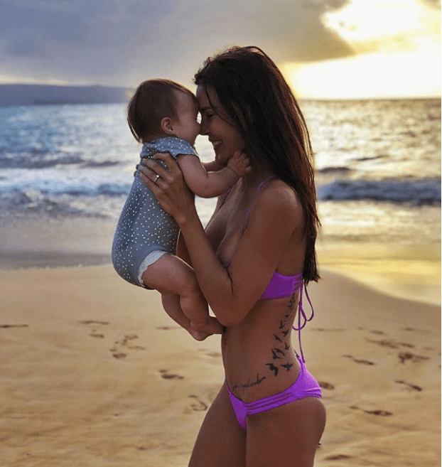 "Mẹ sau sinh lấy lại vóc dáng thon gọn hiệu quả trên bãi biển cùng con"