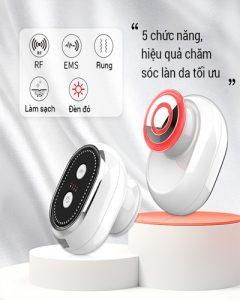 "Người phụ nữ đang xông mặt bằng máy xông hơi nano ion tại nhà, giúp cấp ẩm và làm sạch sâu cho làn da." "Người phụ nữ đang xông mặt bằng máy xông hơi nano ion tại nhà, giúp cấp ẩm và làm sạch sâu cho làn da."