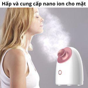 "Người phụ nữ đang xông mặt bằng máy xông hơi nano ion tại nhà, giúp cấp ẩm và làm sạch sâu cho làn da." "Người phụ nữ đang xông mặt bằng máy xông hơi nano ion tại nhà, giúp cấp ẩm và làm sạch sâu cho làn da."