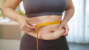 Người phụ nữ đo vòng eo bằng thước dây, ghi nhận số đo cơ thể sau 2 tuần sử dụng đồ lót định hình kết quả đạt được mong muốn Người phụ nữ đo vòng eo bằng thước dây, ghi nhận số đo cơ thể sau 2 tuần sử dụng đồ lót định hình kết quả đạt được mong muốn