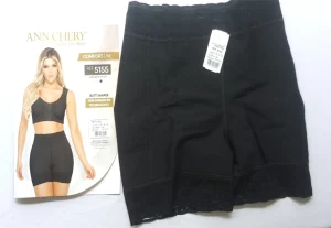 Quần định hình nâng mông Ann Chery màu đen đặt cạnh bao bì sản phẩm, thể hiện rõ chất liệu co giãn và phần ren ở lai quần.