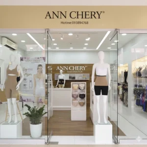 Hình ảnh cửa hàng Ann Chery chính hãng, trưng bày quần định hình nâng mông, gen nịt bụng và bodysuit trên mannequin, không gian sang trọng và chuyên nghiệp