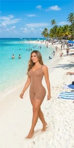 Người mẫu mặc bodysuit định hình màu nude tự tin dạo bước trên bãi biển nắng đẹp, tôn dáng thon gọn và đường cong tự nhiên