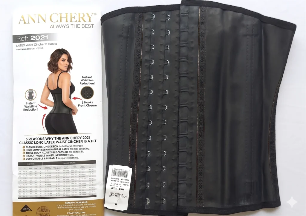 Gen nịt bụng latex Ann Chery 2021 long-line màu đen với thiết kế nhiều hàng móc cài phía trước, giúp siết eo mạnh mẽ và định hình vòng hai. Hình bên trái hiển thị bao bì sản phẩm cùng người mẫu mặc gen tạo dáng đồng hồ cát, bên phải là sản phẩm thực tế với chất liệu latex chắc chắn, hỗ trợ lưng và giảm mỡ bụng hiệu quả